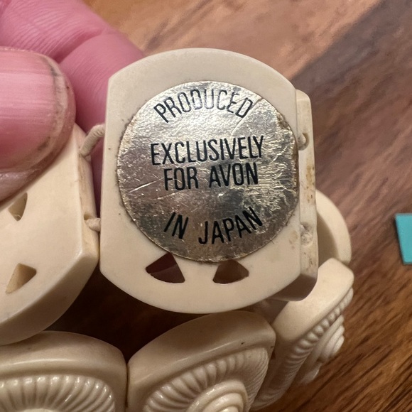 Avon Cream Carved Bracelet. Beautiful color and rare find. - Picture 7 of 11
